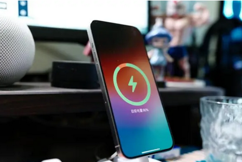 襄州苹果15换屏服务分享用什么充电器给iPhone15充电更好 